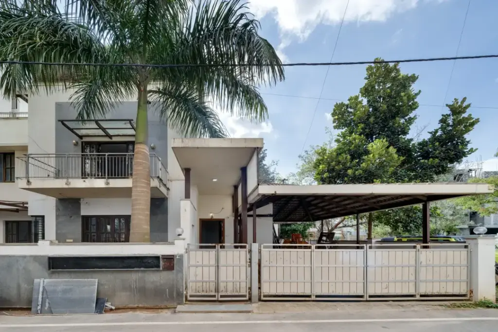 Modern 4BHK luxury estate exterior of Lagoon Luxe by Spacez featuring floor-to-ceiling glass and manicured gardens