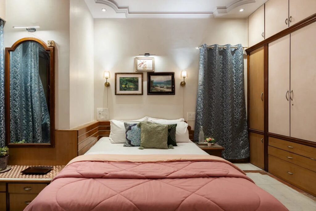 Modern bedroom in the Spacez villa with cozy bedding and contemporary interior design.